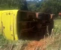 🚨 Ônibus da Prefeitura de Abadia de Goiás com 15 pessoas cai em ribanceira e deixa feridos
