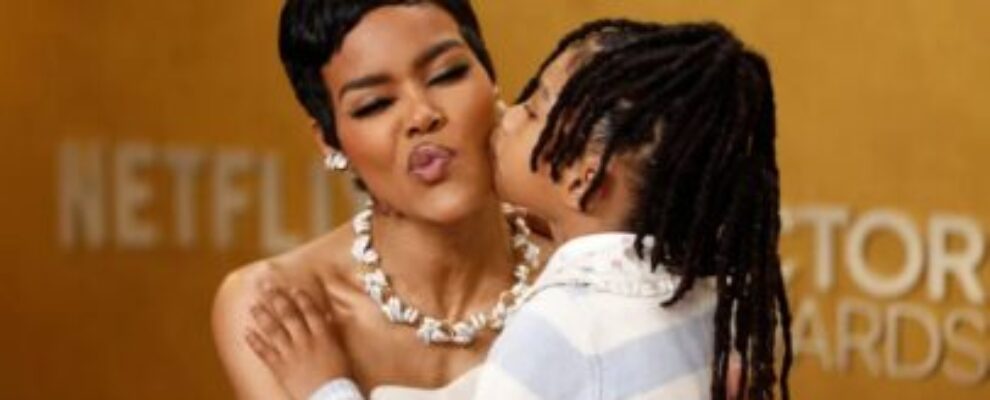😍 Filha de Teyana Taylor arruma vestido da mãe e rouba a cena 😍 Filha de Teyana Taylor arruma vestido da mãe e rouba a cena