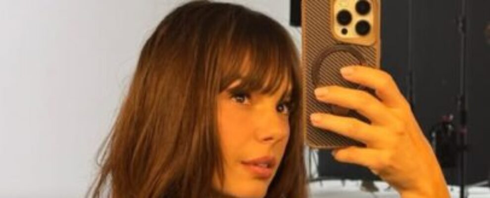 👀 FLAGRADA! Isis Valverde exibe novo visual e saia ousada no Rio 👀 FLAGRADA! Isis Valverde exibe novo visual e saia ousada no Rio