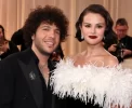😱 Selena Gomez beija pé sujo de Benny e choca web: "Cringe"