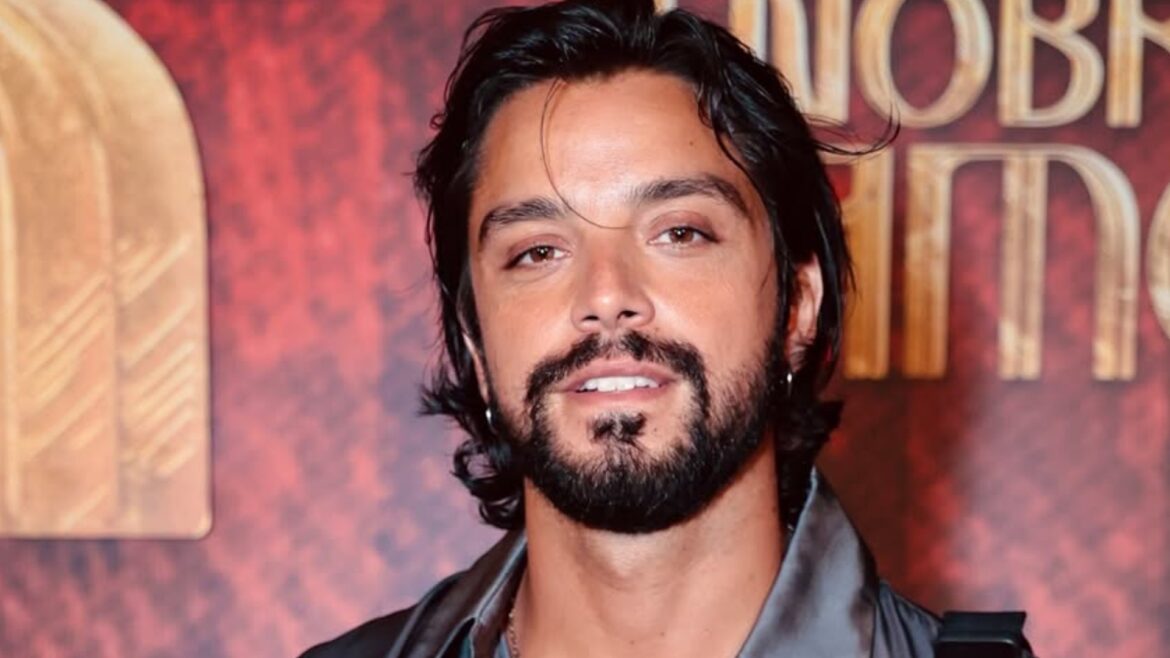 🔥 Rodrigo Simas causa com look ‘pijama de cetim’ em festa; veja!