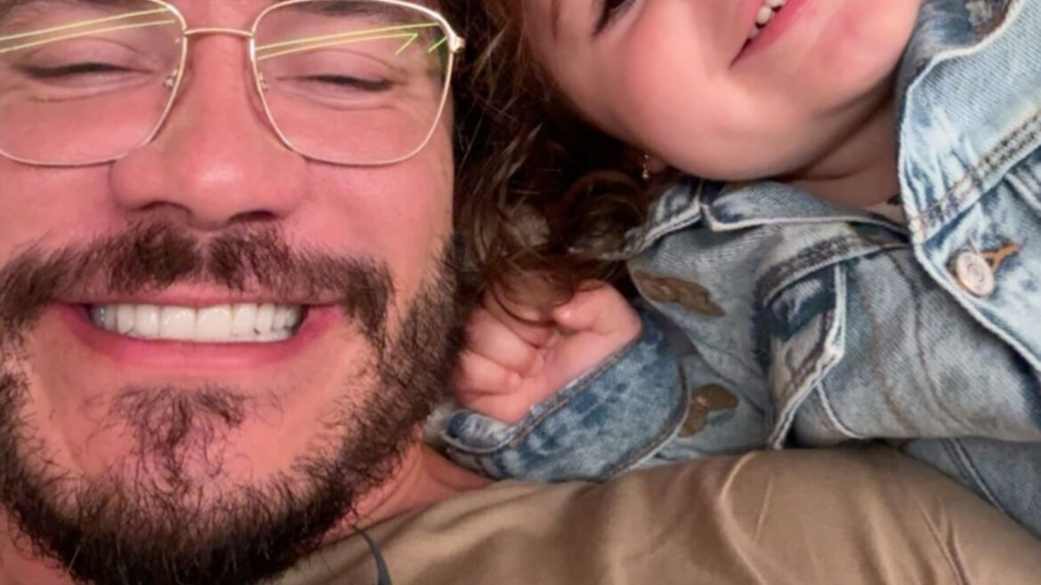 🥰 ‘MINHA CÓPIA!’ Eliezer posta foto e semelhança com a filha Lua choca